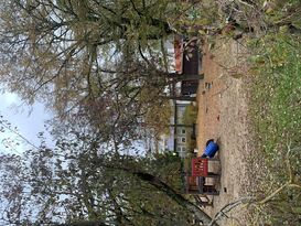 Der Garten des "Hauses der kleinen Strolche" ist wunderschön groß.